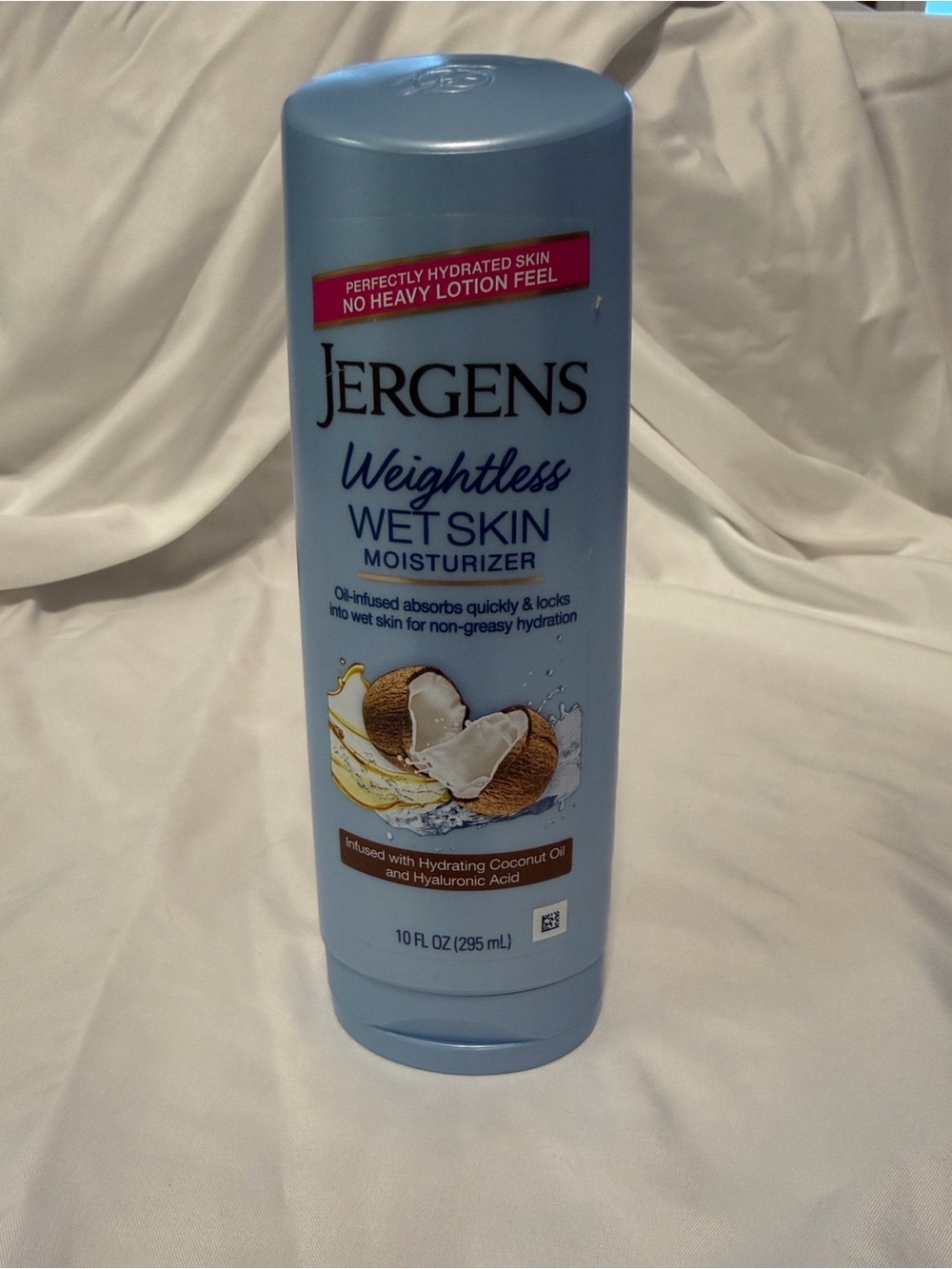 Jergens Weightless Wet Skin- (New still Sealed)